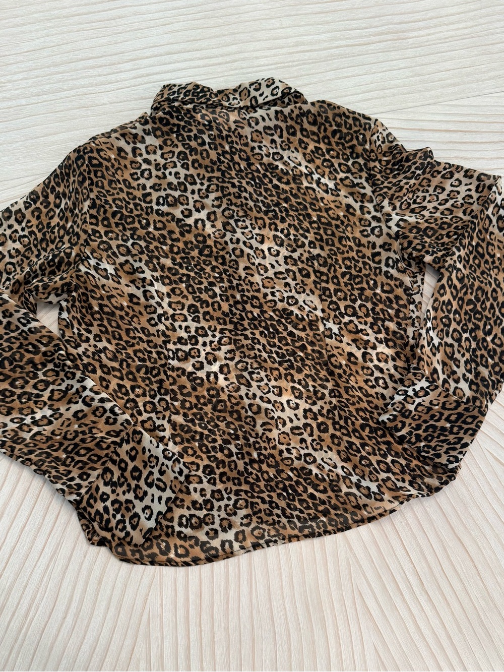 White House Black Market Leopard Print Button-Up Blouse in Brown and Black - Picture 7 of 8